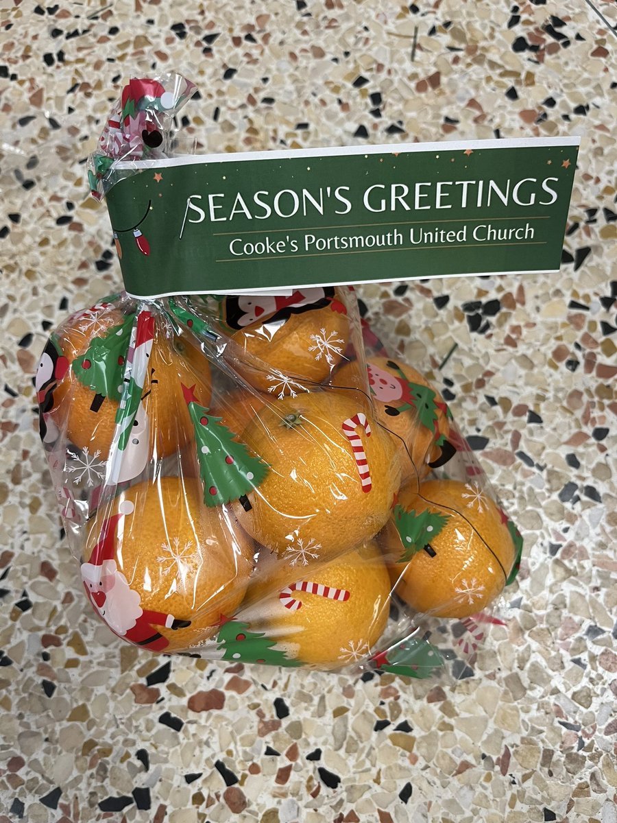 Mme Morgan organized a fabulous holiday concert at nighttime. We are so appreciative of her every year and all her hard work 🥰 We also want to thank Cooke’s Portsmouth for joining in on the fun, making food for all families while at the concert and for donating food afterwards.