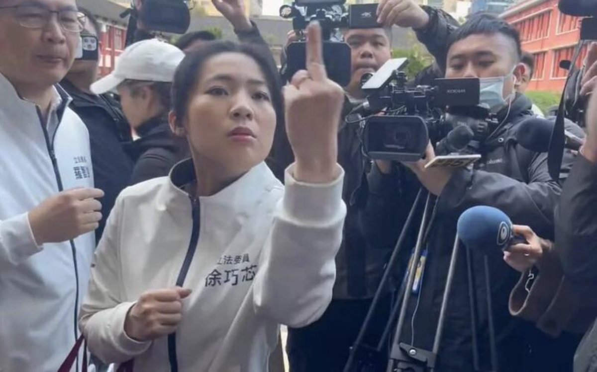 woonuh's tweet photo. 中國國民黨立委徐巧芯

一聽到關鍵字「詐騙」就爆氣對民進黨立委比中指、飆罵 以及叫他那個罵追星族是瘋子的助理帶大型危險利器進議場 被警察攔下後 結果徐巧芯自己帶進去⋯

專殺台灣人的中國國民黨
現在帶兇器進去議場是想幹嘛？
暴力 黑道 流氓 垃圾政黨 中國國民黨。 https://t.co/sDuJ1tytCl