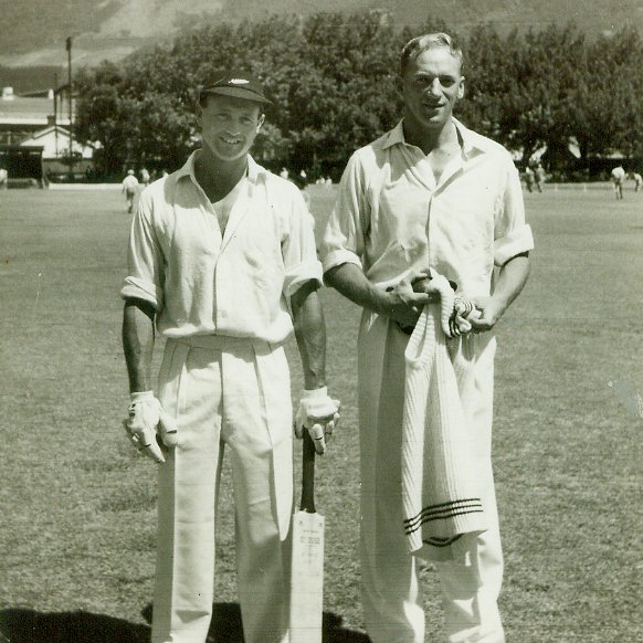 #OnThisDay: Zinzan Harris hit 101, JR Reid 92, Murray Chapple 69, and Noel McGregor 68 as New Zealand <a href="/BLACKCAPS/">BLACKCAPS</a> made 385 v South Africa at Cape Town in 1962. Photo of Zinzan  (left) and Frank, heroes of the NZ Team that beat South Africa in the 3rd Test.