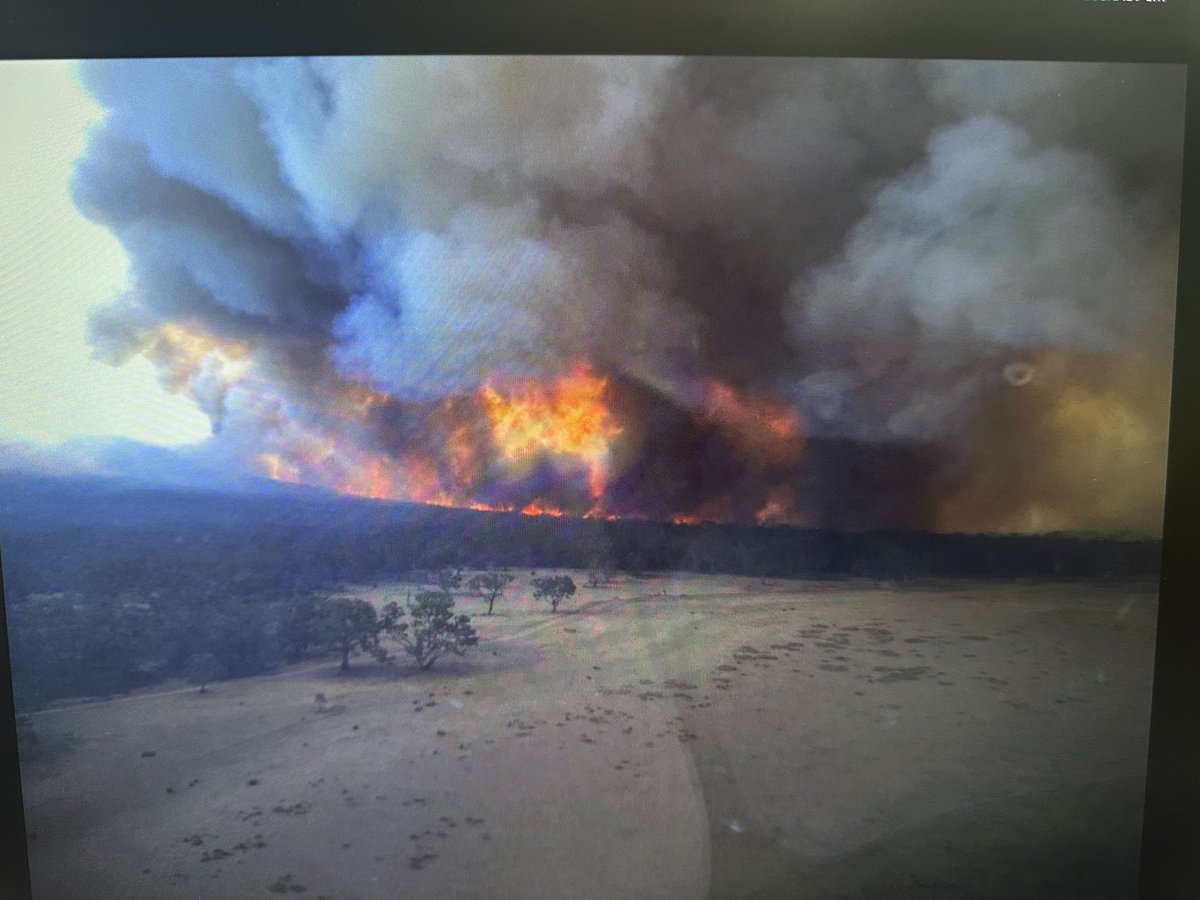 Fire situation in the Grampians really heating up. For those living in and around  the Grampians stay connected, stay informed and keep your VIC Emergency App near and have your Emergency Broadcaster on. Time to act is now.  📷 courtesy FFMV.
