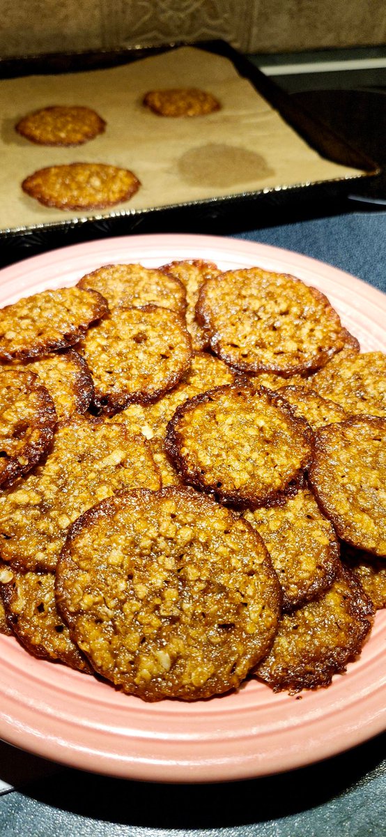 CynleeF's tweet image. Oatmeal Lace Cookies #yum