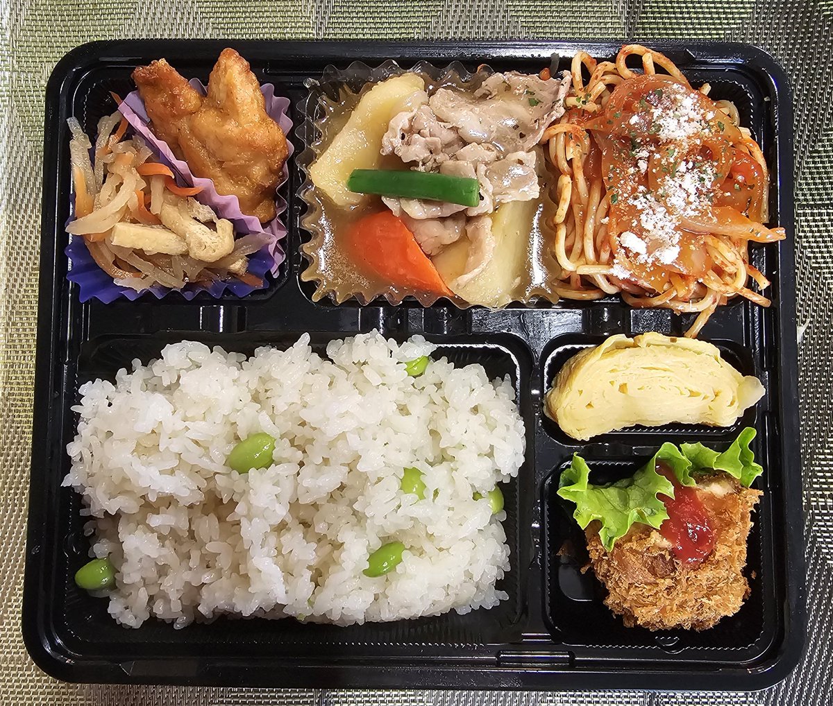 nb_tamashima's tweet photo. おはようございます☺️

本日の日替わり弁当(税込620円)は

・BBB
　　(豚バター肉じゃが)
・カニクリームコロッケ🦀
・ナポリタン
・唐あげ
・切り干し大根
・玉子焼き

変わりご飯は枝豆です☘️

ブラックペッパーのきいた
豚の肉じゃが✨
いつものとは違うけど
これもなかなかなんですよ😉 https://t.co/0eJT4usozd