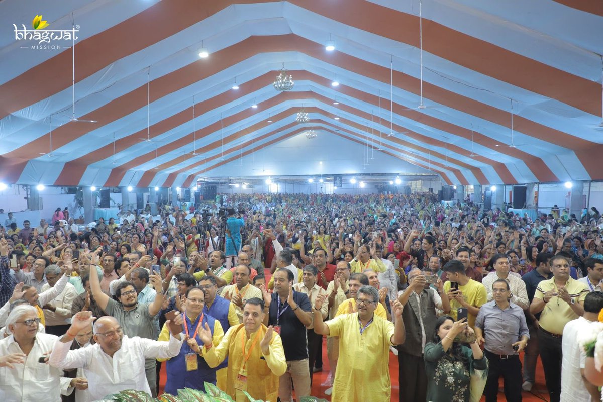 gauravkrishnag's tweet photo. A glimpse of the heartfelt moments from the ongoing #ShrimadBhagwatKatha in #Surat, where the river of joyful devotion continues...

#AdbhutAnand
#HariKatha
#KunjbihariShriHaridas
#ShriRadhe
#VrajRasProductions https://t.co/3MQhE8jP1Z