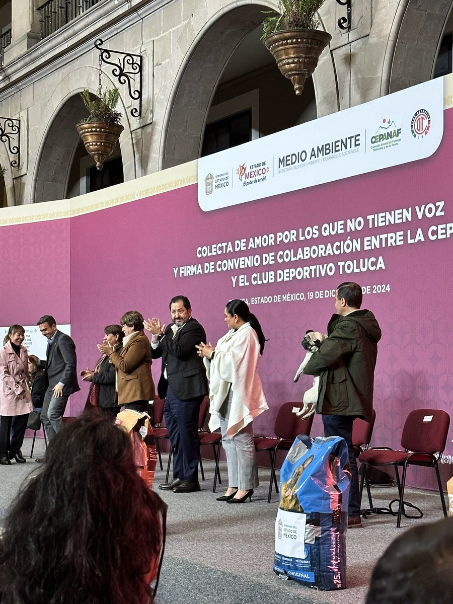 JuarezChihu's tweet photo. Hoy, en representación del @SecretariadoGEM acudí al inicio de la “Colecta de amor por los que no tienen voz y la Firma del Convenio de colaboración entre @CEPANAF y el @TolucaFC” donde donamos costales de alimentos para animales. #BienestarAnimal https://t.co/xlfnnkQR2P