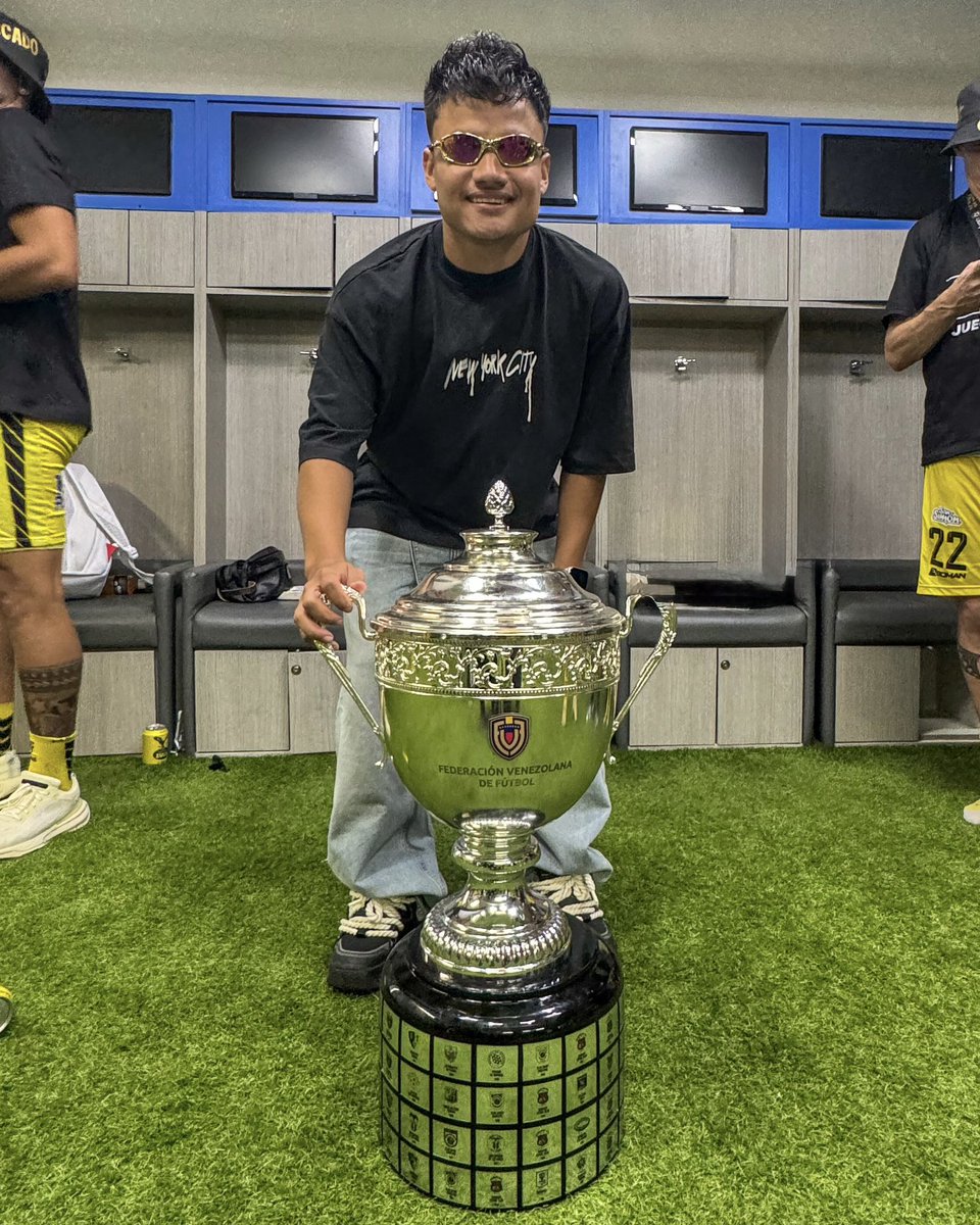 😎 Y mira que teníamos la cábala alentando en la tribuna 🤪

Gracias, Esli, por llevar nuestros colores en el corazón, la hinchada AURINEGRA te recuerda con cariño, y deseamos que la sigas rompiendo en el fútbol internacional, estamos orgullosos de ti 👏

¡ESTO ES TÁCHIRA! 💛🖤