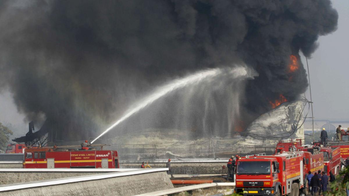 Jaipur Tanker Blast: गैस टैंकर में धमाका, पांच लोग जिंदा जले, पचास से ज्यादा SMS पहुंचे, 10 किमी तक दहशत
#JaipurNews #jaipuraccident #JaipurFire