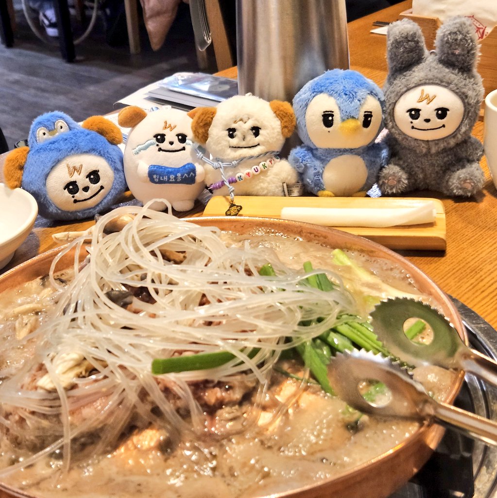 ryeong9_V's tweet photo. 241220 🐶🐧🐰 https://t.co/iNBHfap5IX