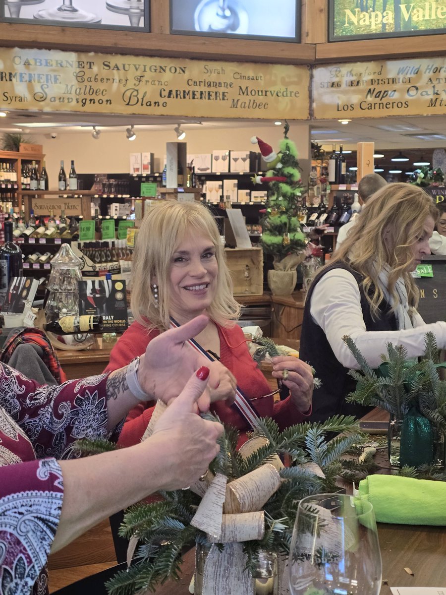 rosamungthorns's tweet image. Fantastic Wine &amp;amp; Floral Design Class this week! They knocked their &quot;presents&quot; out of the park! Last class of the year! Stay tuned for the 2025 class schedule! 
#sgf
#flowerclass
#417land 
#417local

ow.ly/rRYR50UuFIL