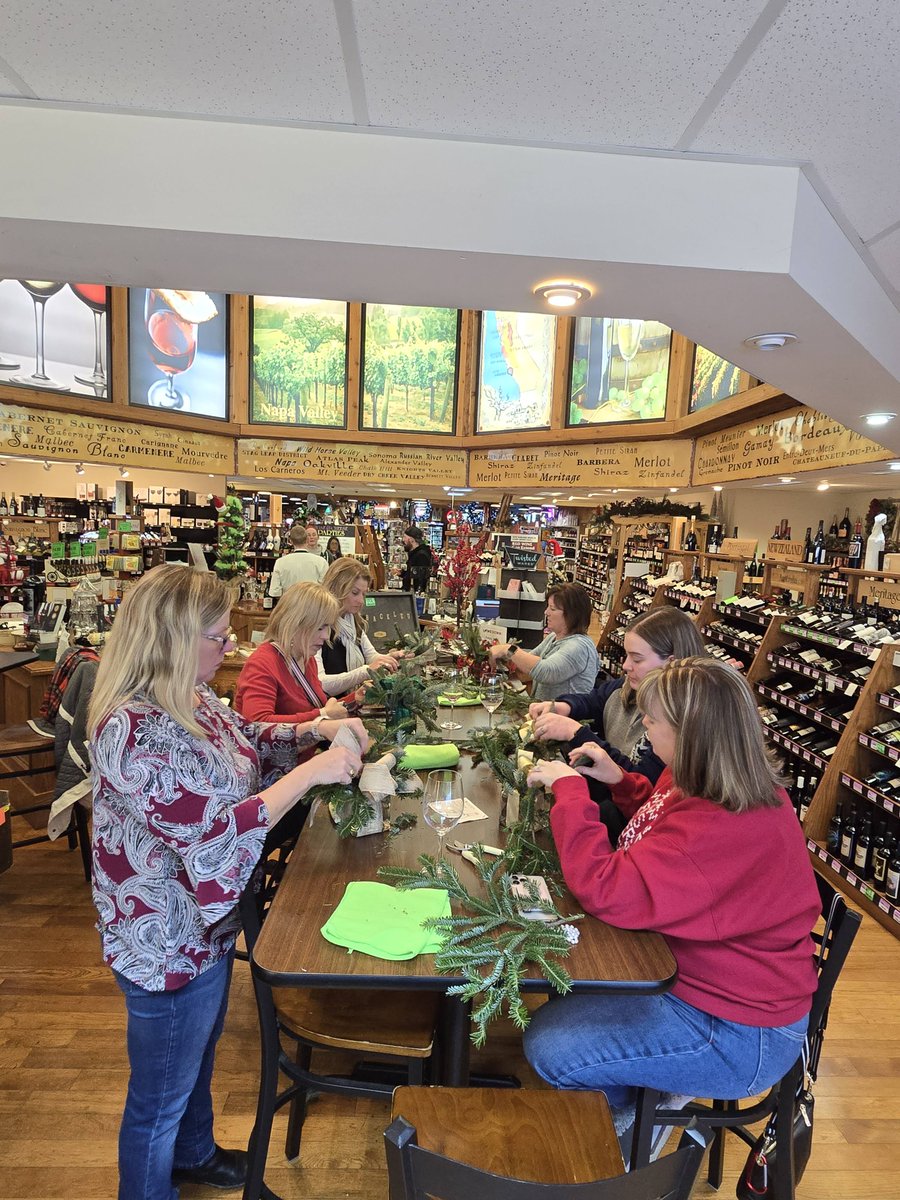 rosamungthorns's tweet image. Fantastic Wine &amp;amp; Floral Design Class this week! They knocked their &quot;presents&quot; out of the park! Last class of the year! Stay tuned for the 2025 class schedule! 
#sgf
#flowerclass
#417land 
#417local

ow.ly/rRYR50UuFIL