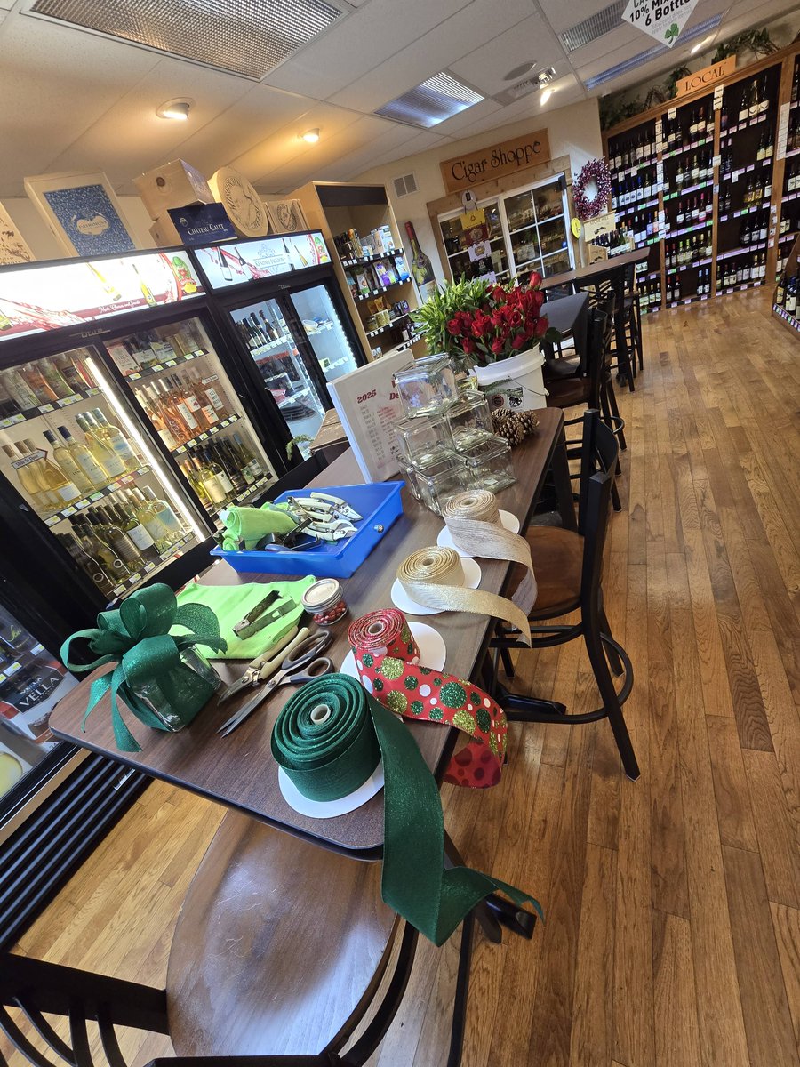 rosamungthorns's tweet image. Fantastic Wine &amp;amp; Floral Design Class this week! They knocked their &quot;presents&quot; out of the park! Last class of the year! Stay tuned for the 2025 class schedule! 
#sgf
#flowerclass
#417land 
#417local

ow.ly/rRYR50UuFIL