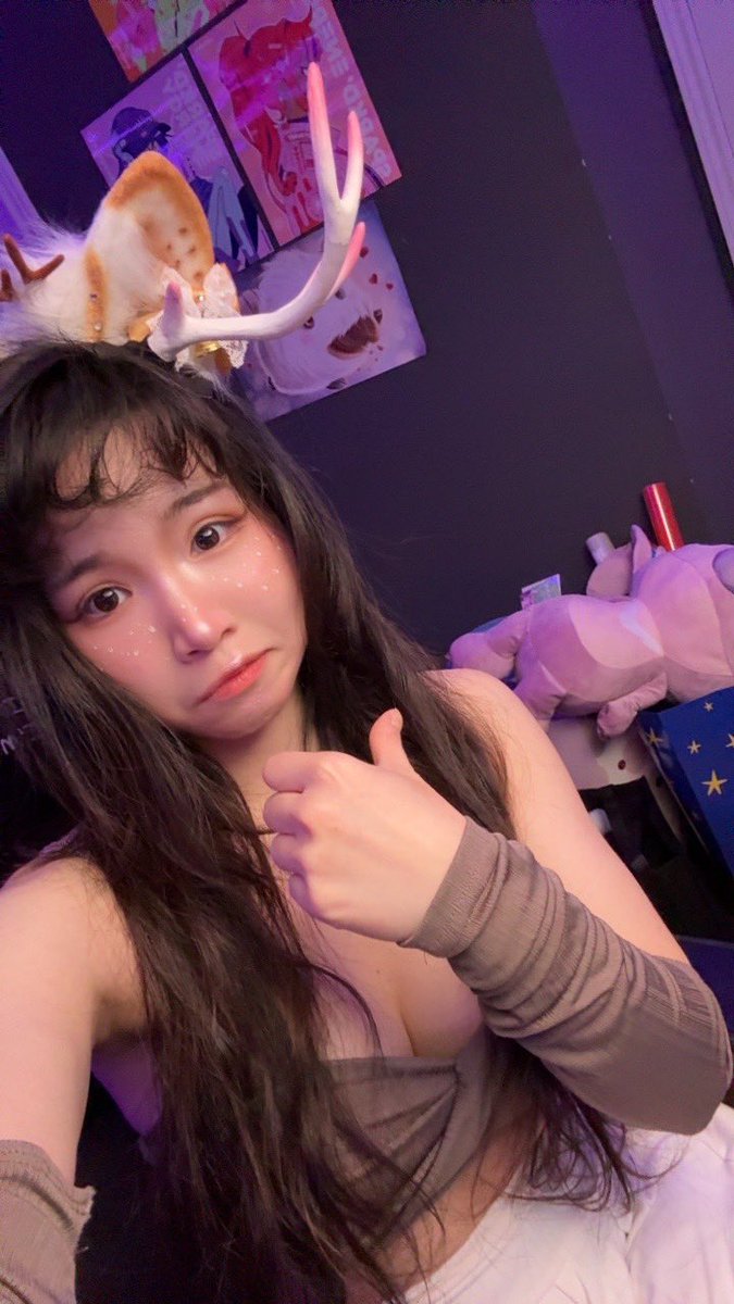 toxickbunny's tweet image. santa’s reindeers working overtime wrapping presents 

also I found a giant long 辣条 which i shall be munching on during stream so come check that out too lol!