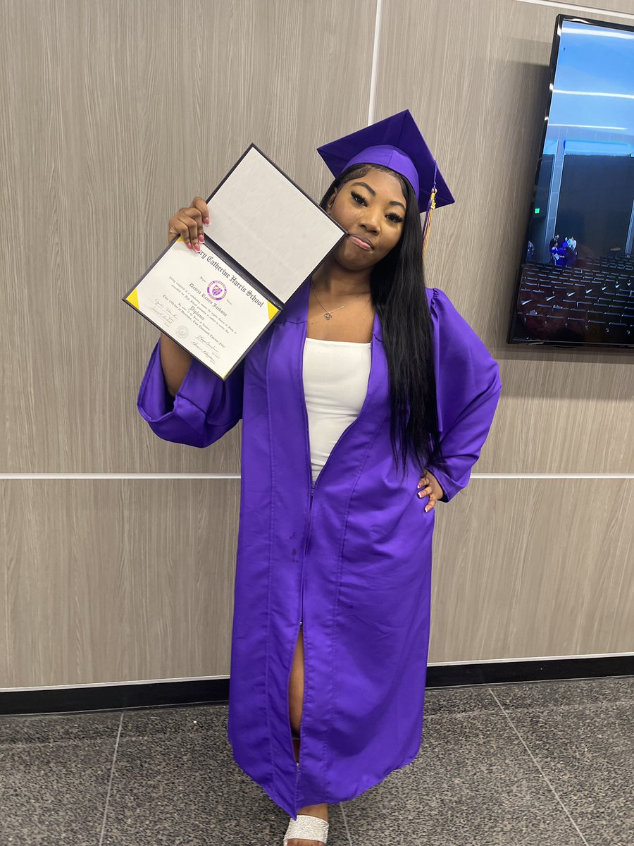 desijarenea's tweet photo. BIG GRADUATED!!!!! tfff https://t.co/Q9BFrw3F1x