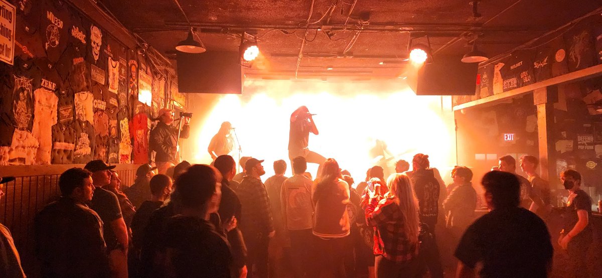 Well <a href="/Differences_CA/">Differences💧</a> is officially the first band I've seen play at Chain 🔥