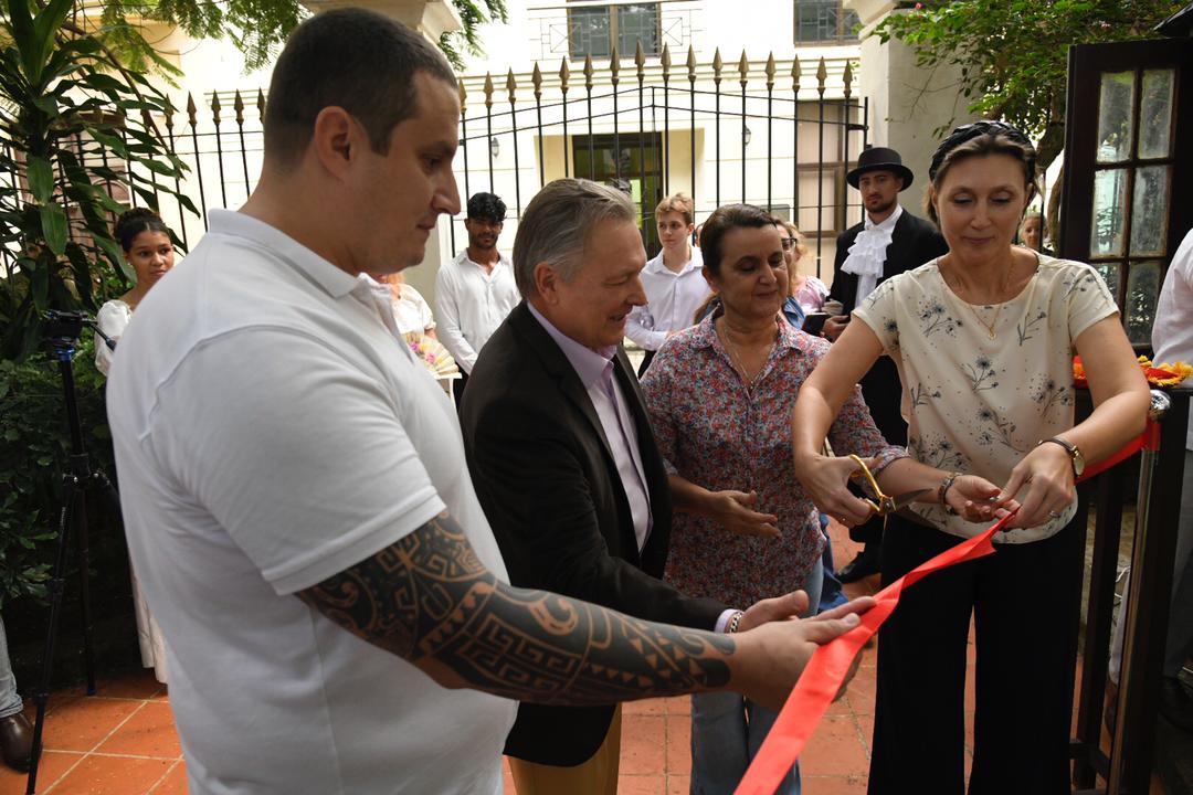 Guerrerotony161's tweet photo. La Casa de la Poesía de La Habana, en el Centro Histórico, develó hoy, en la Alameda de los Poetas, un monumento dedicado al poeta, dramaturgo y novelista ruso, Alexander Serguéievich Pushkin, como símbolo de la amistad entre ambas naciones.
#LealesALeal #OHCH #Cuba #Rusia https://t.co/2tSUEFU9T1