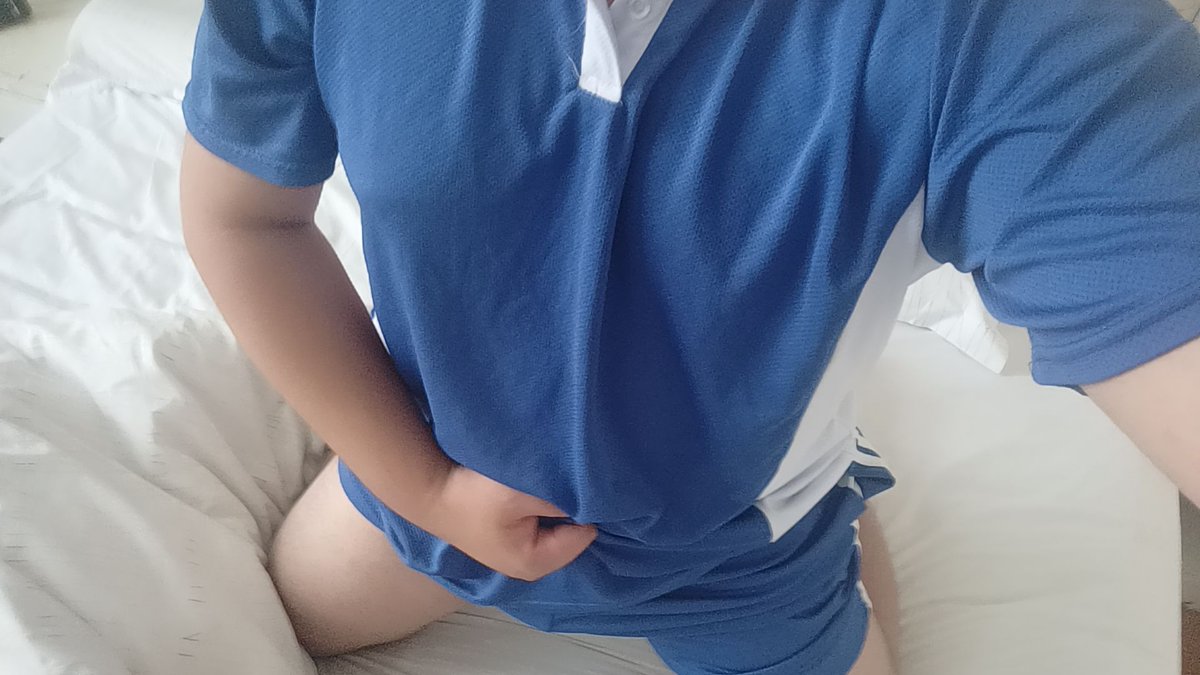 xiaoxio170's tweet photo. 深圳校服 https://t.co/aLsjD9vkMw