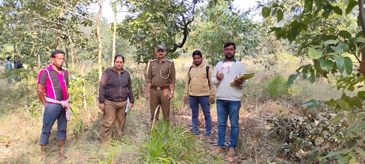 DfoSundargarh's tweet image. #PerformanceAudit

A team of Auditors from Efficiency Audit Organization, Finance Department &amp;amp; DMU level committee members visited Salbira, Chhamunda &amp;amp; Latalaga VSS of Bargaon FMU &amp;amp; verified the survival status of ANR, Fuel Fodder &amp;amp; NTFP plantation sites.
#OFSDP-II
@ForestDeptt