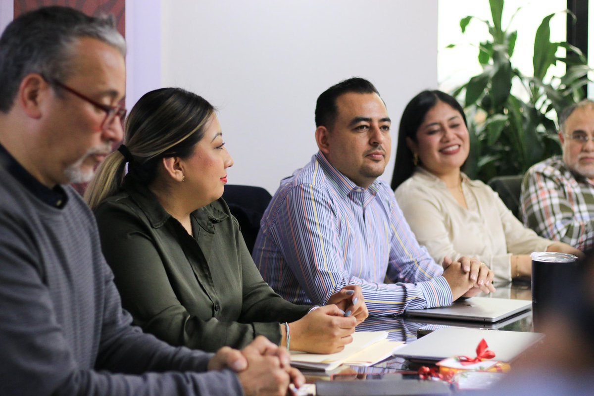 Julio_LeonT's tweet photo. Me reuní con las y los titulares de las oficinas de representación estatal.

Además de ser una gran oportunidad para convivir, les presentamos la Planeación Estratégica Nacional, que marcará el camino y los objetivos a cumplir en 2025.

Gracias por su participación y compromiso. https://t.co/Eyw5cJUymK