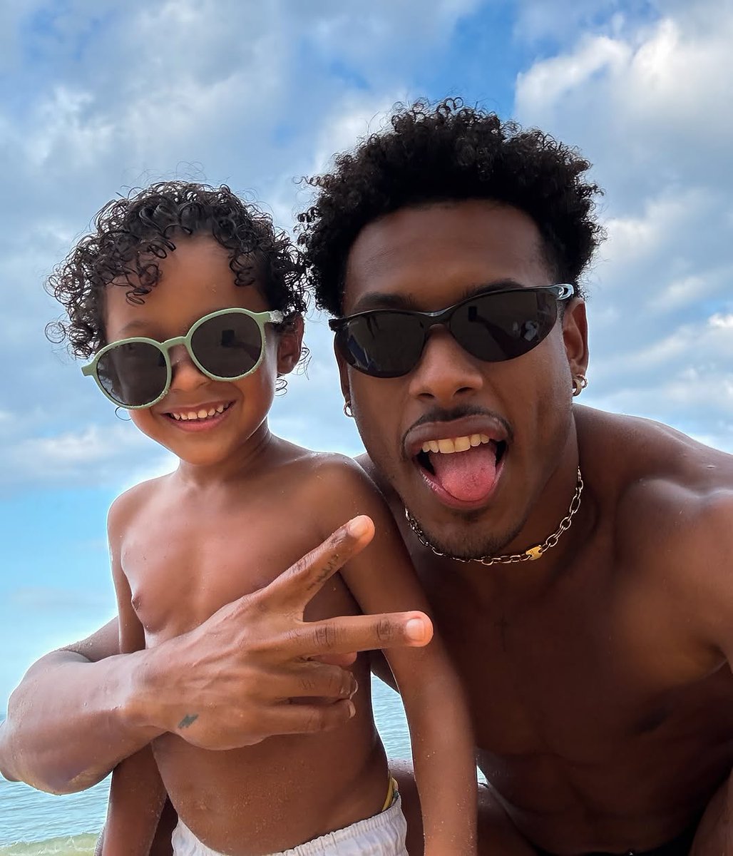 HugoGloss's tweet image. Cara de um, focinho do outro! Nesta quinta-feira (19), Paulo André compartilhou momentos com o filho, PAzinho, de 3 anos, fruto do antigo relacionamento do ex-BBB com Thays Andreata. Que fofura! 🥰🤏🏾 (📸: @iampauloandre)