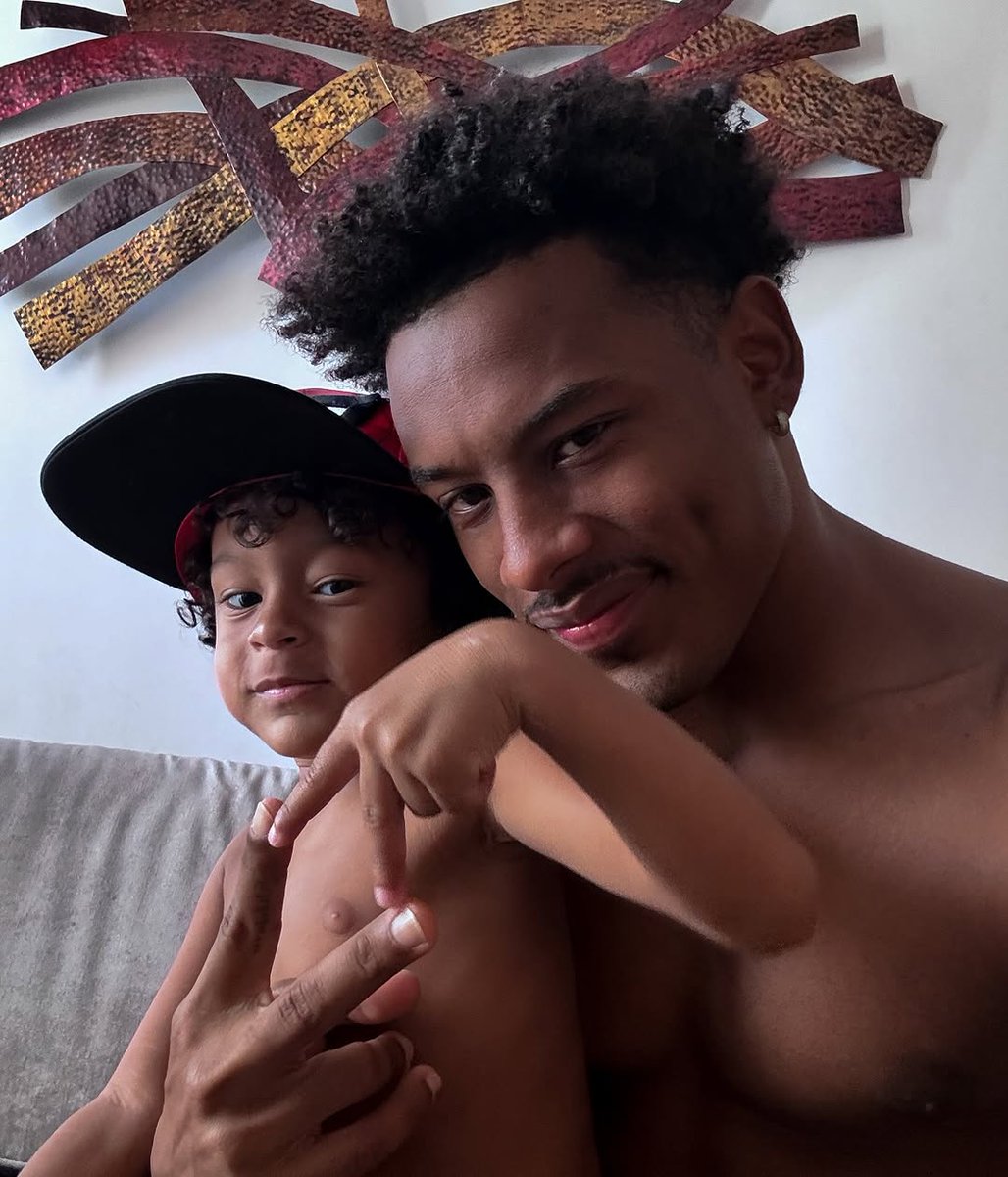 HugoGloss's tweet image. Cara de um, focinho do outro! Nesta quinta-feira (19), Paulo André compartilhou momentos com o filho, PAzinho, de 3 anos, fruto do antigo relacionamento do ex-BBB com Thays Andreata. Que fofura! 🥰🤏🏾 (📸: @iampauloandre)
