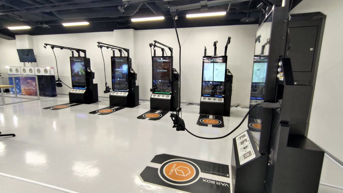 takabrz1's tweet image. 東京タワー下、チケット売場の後側に VR体験ゾーンと #VARBOX が！
今日からオープン。
逆バンジーはVRらしいコンテンツだけど映画館で見るMX4Dのシート使ってるのがレアw
COSMO BALLOONは遊覧飛行体験(激しくない)。
VARBOXは最終的に8台設置らしい。同一場所で4vs4の対人戦できるのはアツい。