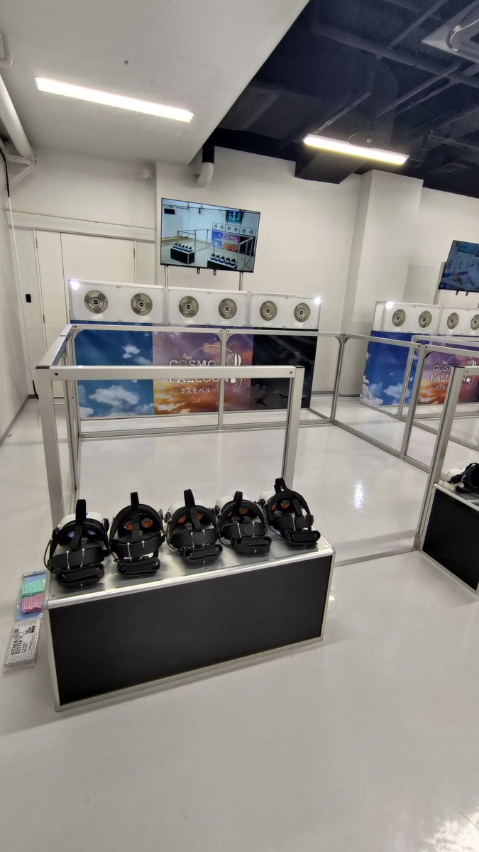 takabrz1's tweet image. 東京タワー下、チケット売場の後側に VR体験ゾーンと #VARBOX が！
今日からオープン。
逆バンジーはVRらしいコンテンツだけど映画館で見るMX4Dのシート使ってるのがレアw
COSMO BALLOONは遊覧飛行体験(激しくない)。
VARBOXは最終的に8台設置らしい。同一場所で4vs4の対人戦できるのはアツい。