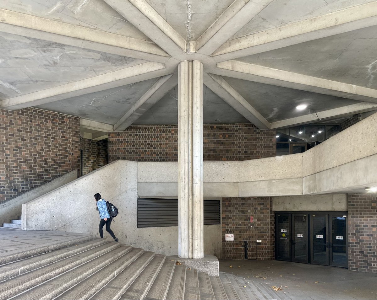 JoshLipnik's tweet photo. Brutalist column at the University of Illinois Chicago (Walter Netsch, 1965) https://t.co/rxiAkdVtHF