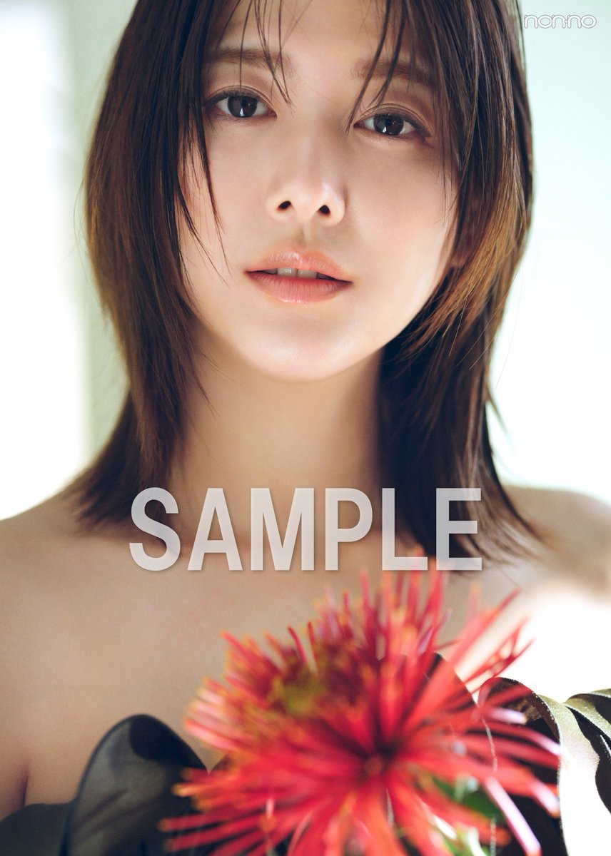 nonno_staff's tweet photo. 1月20日（月）発売 #nonno3月号 
セブンネットでは、#渡邉理佐 の特典フォトカード付き通常版のご予約受付中🍞

・フォトカードＡ https://t.co/F2Gf5Z8Ee2
・フォトカードＢ https://t.co/mPlHxjTCIL
・フォトカードＣ https://t.co/dsW8mgxAuW https://t.co/b6VQax8LlL