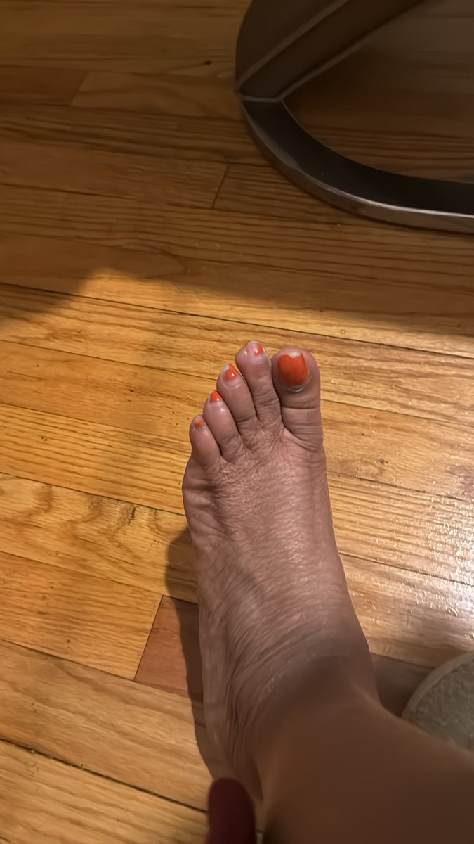 honeydewfeets's tweet photo. Who wants to pay for a pedicure? #pedicure #bigfeet #size10feet https://t.co/6uJ0MHMA3p