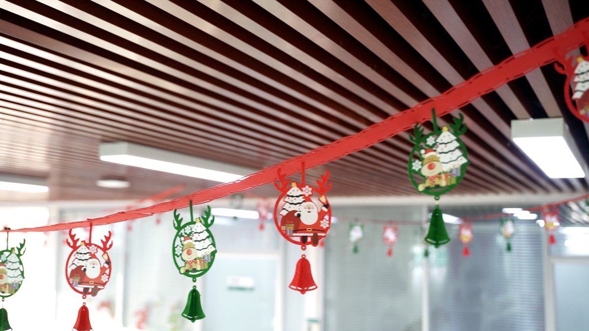 aorelaser's tweet image. 🎉✨ We’re getting into the holiday spirit at the AORE workspace! Our festive decorations are bringing warmth and cheer to our environment. Here’s to a joyful season ahead! 🌟❤️ 

#AORE #WorkspaceDecor #HolidayVibes #Christmas