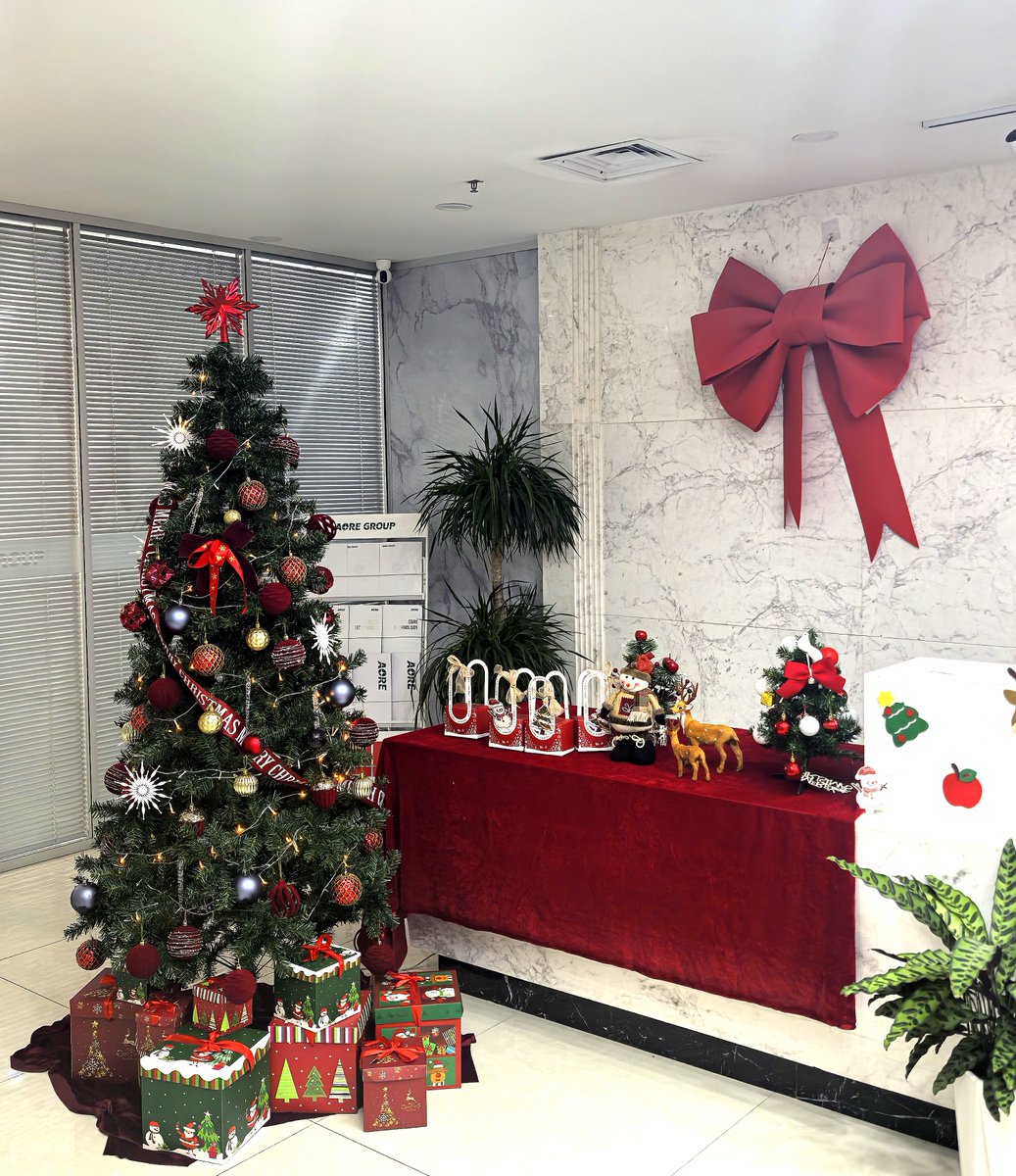 aorelaser's tweet image. 🎉✨ We’re getting into the holiday spirit at the AORE workspace! Our festive decorations are bringing warmth and cheer to our environment. Here’s to a joyful season ahead! 🌟❤️ 

#AORE #WorkspaceDecor #HolidayVibes #Christmas