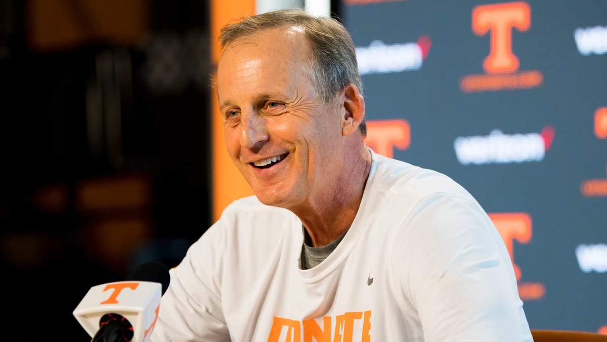 Kentucky HC Mark Pope on facing Tennessee HC Rick Barnes soon:

“I’ve talked to other SEC coaches who’ve said he’s a great coach. If your program isn’t interested in making a final four, then he’s one helluva coach.” 😭

(per @KentuckyCentel)