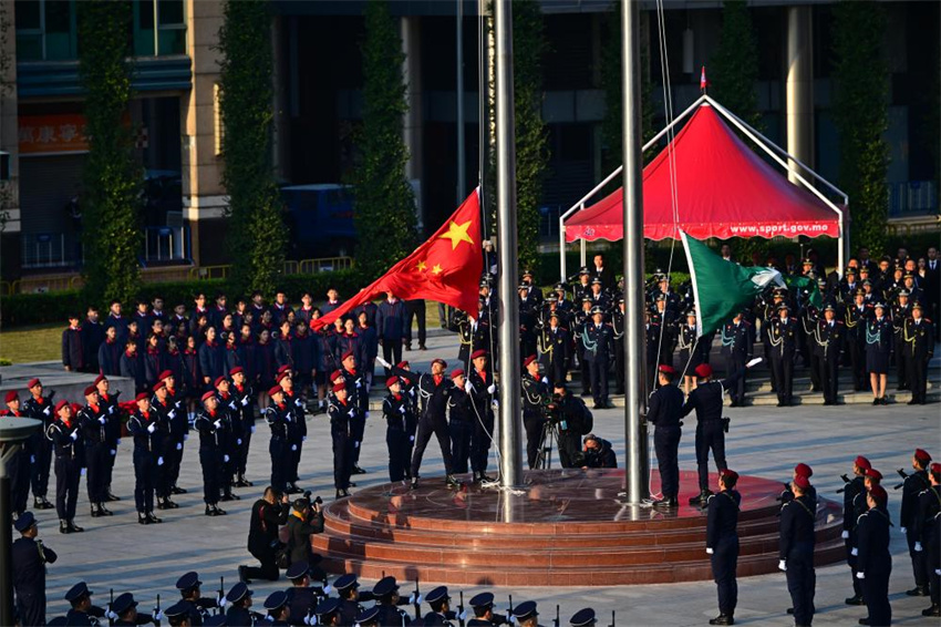DiarioPovo's tweet photo. O governo da Região Administrativa Especial de #Macau (#RAEM), sul da China, realizou nesta sexta-feira (20) uma cerimônia de hasteamento da bandeira nacional e da RAEM para celebrar o 25º aniversário de seu retorno à pátria. #Macau25anos https://t.co/PkEir4aBKq