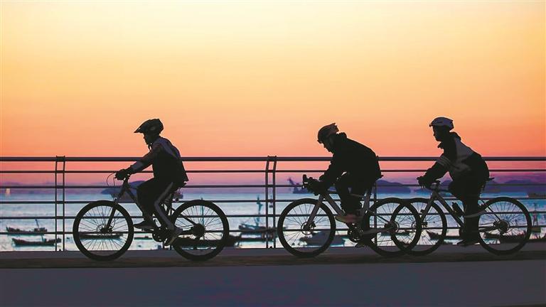 伴随着海风的呢喃，大连蟹子湾公园海天相接处透出微黄的曦光。 #骑行逐日