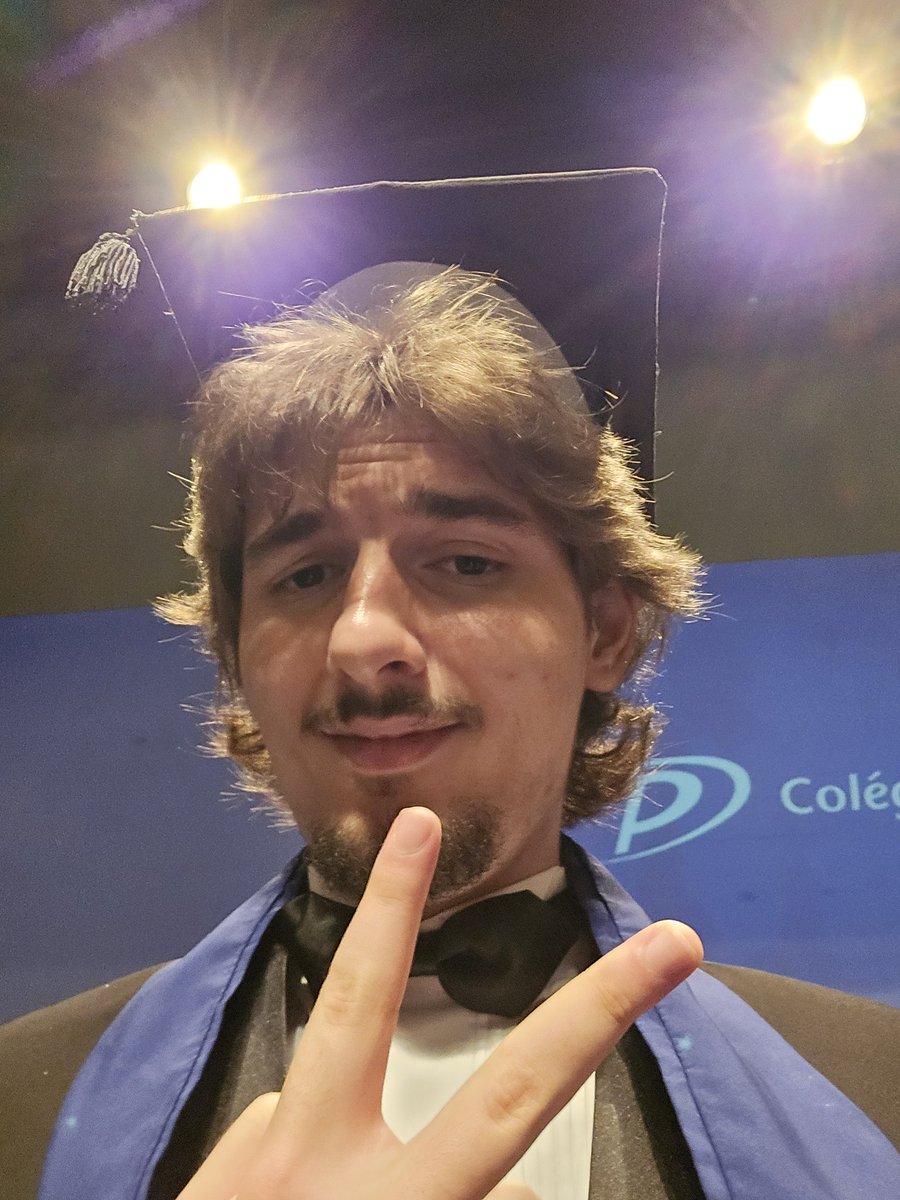 GiuSaGoBo's tweet image. Oficialmente formado. Obrigado a toda rapaziada do colégio pelos momentos. Vocês são fodas e tenho certeza que continuaremos se cruzando.