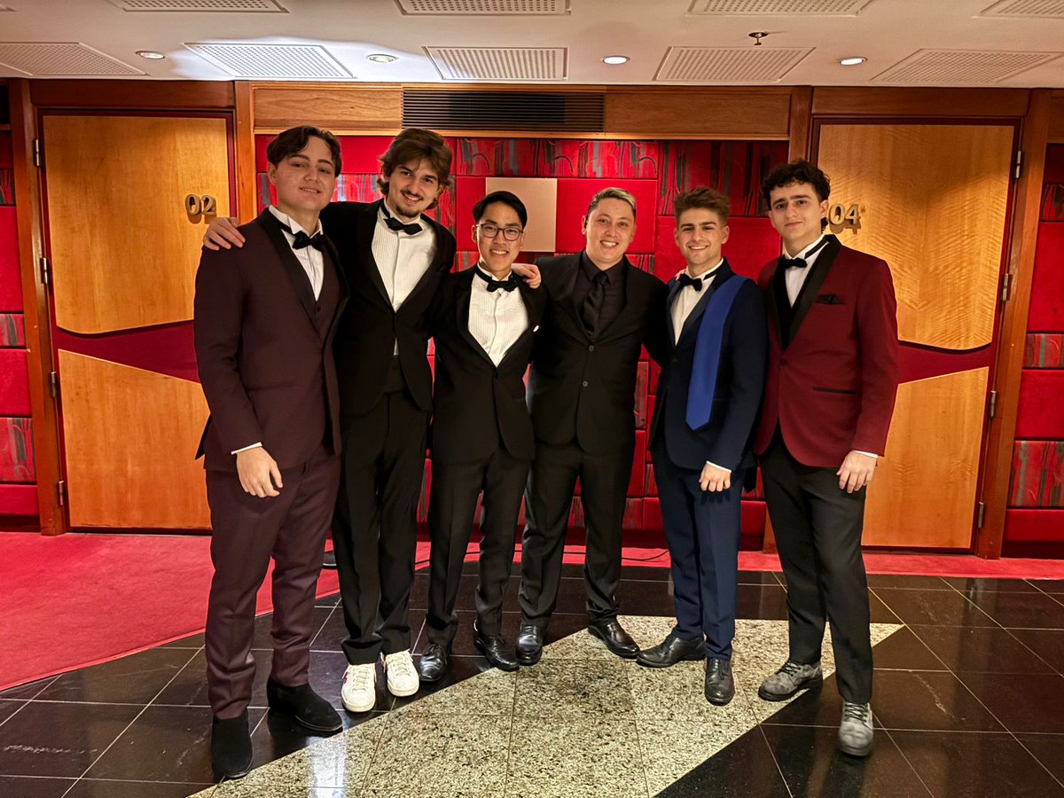 GiuSaGoBo's tweet image. Oficialmente formado. Obrigado a toda rapaziada do colégio pelos momentos. Vocês são fodas e tenho certeza que continuaremos se cruzando.