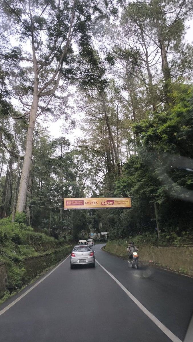 fajarsiddiq's tweet photo. @PRFMnews , @bandungbaratday @bandungbaratkab saya hampir tiap hari lewat jalur cikole tangkuban perahu,  sekarang ada spanduk iklan kayak begini jd mengurangi keindahan, apa bisa ditertibkan oleh pihak terkait? Sayang aja kalau nanti bertambah banyak jadi tampak kumuh. Tks. https://t.co/EkVu7lk9V5