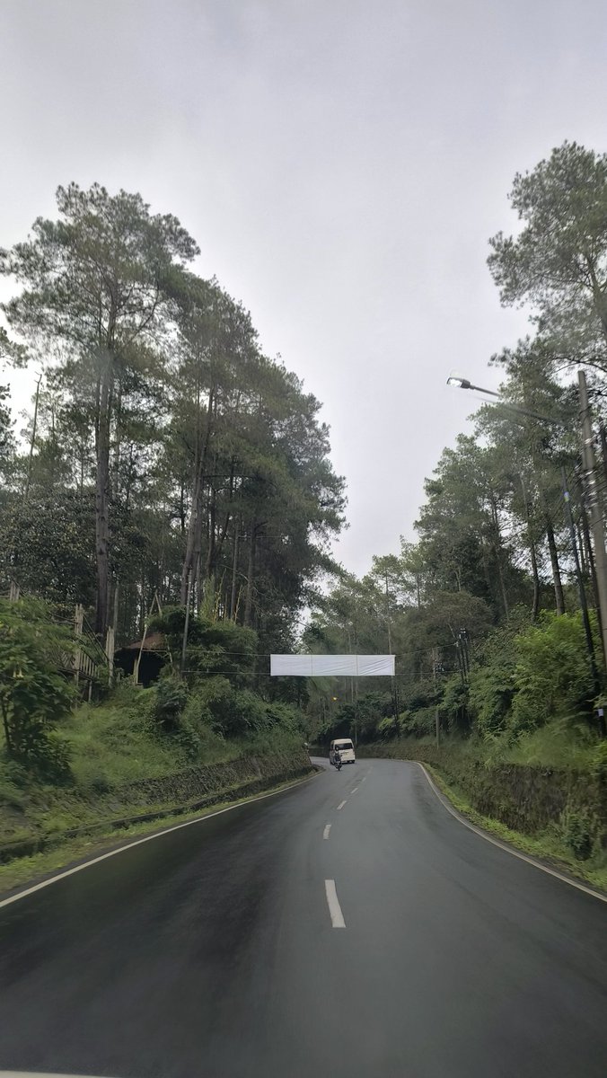 fajarsiddiq's tweet photo. @PRFMnews , @bandungbaratday @bandungbaratkab saya hampir tiap hari lewat jalur cikole tangkuban perahu,  sekarang ada spanduk iklan kayak begini jd mengurangi keindahan, apa bisa ditertibkan oleh pihak terkait? Sayang aja kalau nanti bertambah banyak jadi tampak kumuh. Tks. https://t.co/EkVu7lk9V5