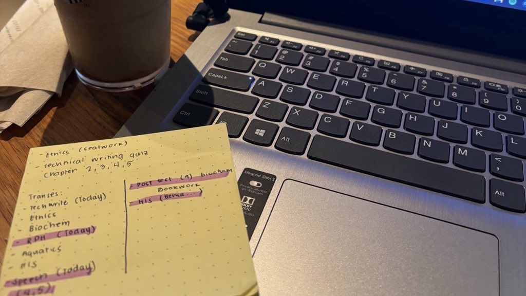 bmyangi's tweet photo. studying at cafes because i feel productive when I’m outside https://t.co/WWSc97ElT0