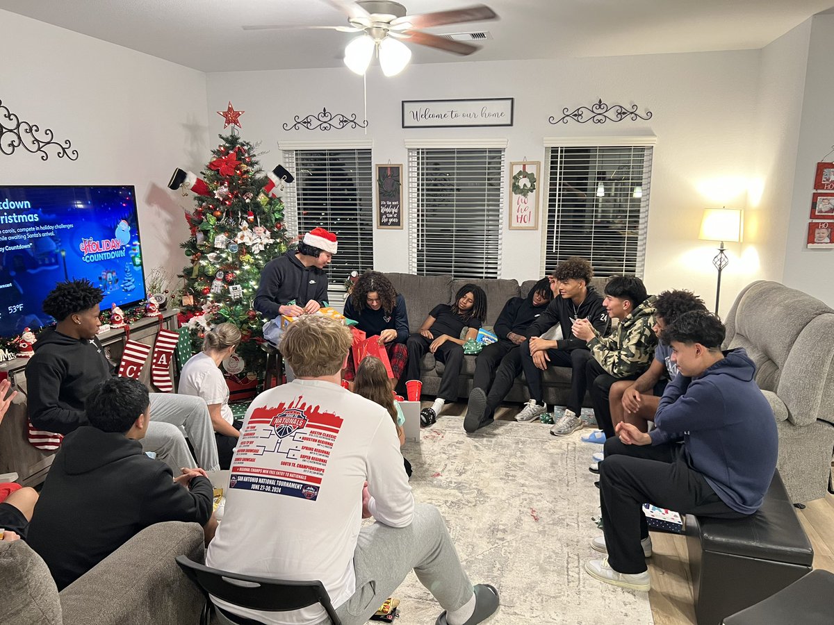 2nd Annual B’Wood Basketball 🎄 Party at Coach’s House

The guys tore up the table nachos, devoured Oreo pie, played games, opened 🎁s, watched TV, &amp; hung out

Love THIS

#BucPRiDE 🏴‍☠️
#DEFENSE