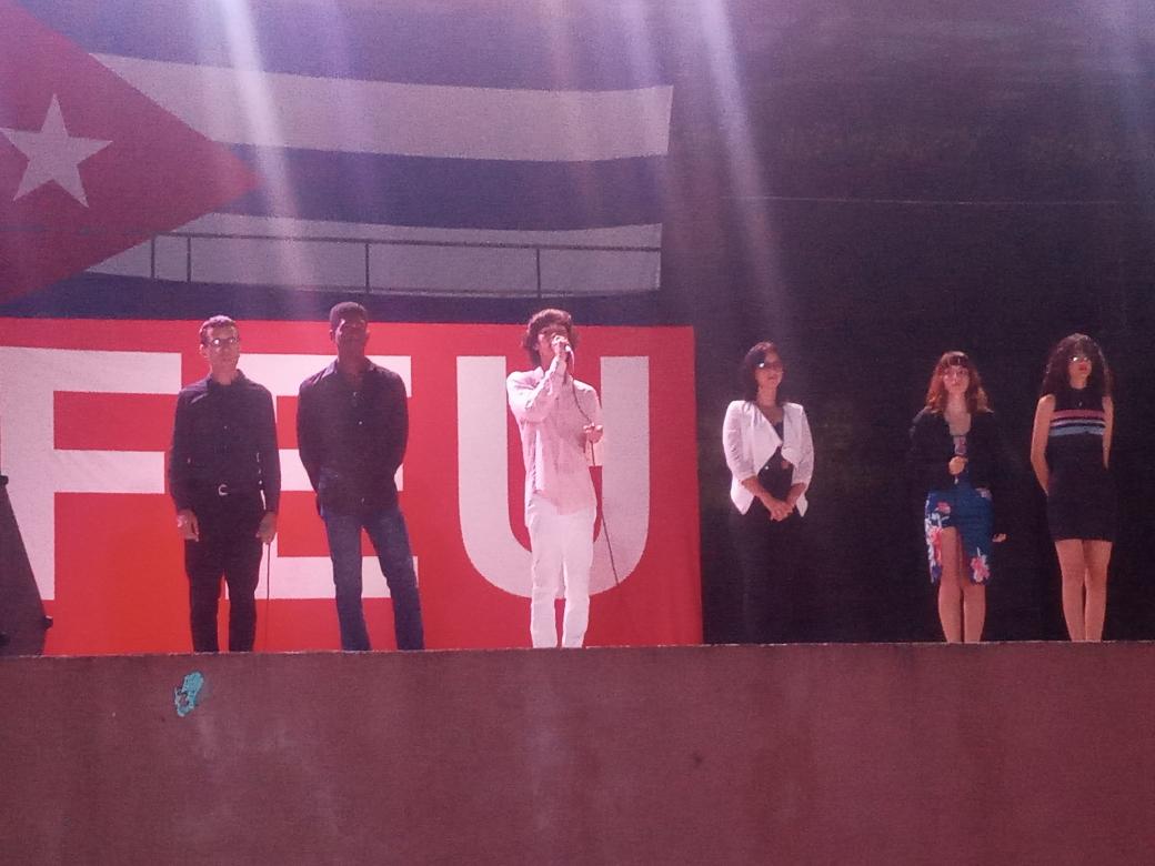 La FEU en #Holguin #Cuba en saludo al 102 Aniversario de la organización estudiantil desarrolla cantata en contra del bloqueo.
#TumbaElBloqueo