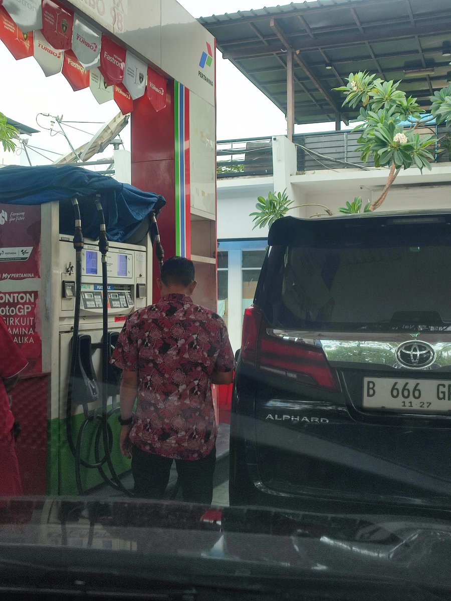 srw_dodo's tweet photo. @pertamina sebenernya boleh ngak sih alphard isi pertalite trus pake barcode..600rb ...ini beneran subsidi mereka nih, Di Pik @KomunitasMurah @bphmigas https://t.co/9dXWujQS8a