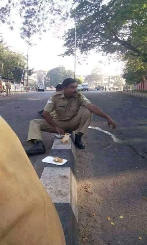 Sureshkumar973's tweet photo. विशेष मोकों की तलाश में रहकर, #SHO कहां हैं, ये पूंछने वाले नेताजी का न कद बढ़ता ह ना पद।
अगर नेताजी आम दिनों में जाकर ये जान ले कि #SHO किस हाल में है तो नेताजी का कद और पुलिस का मनोब�� जरूर बढ़ेगा https://t.co/uY0Dmww5hN
