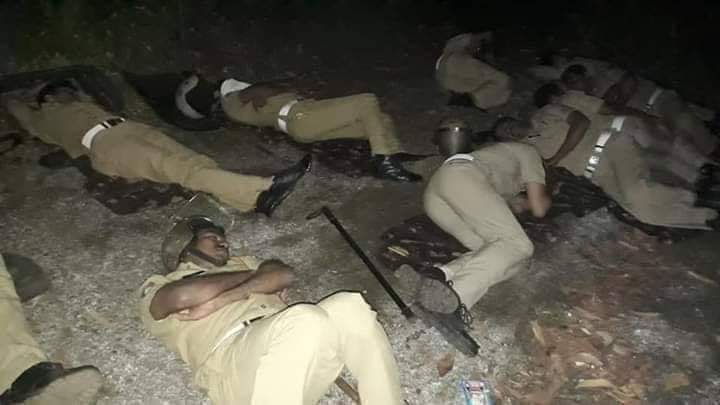 Sureshkumar973's tweet photo. विशेष मोकों की तलाश में रहकर, #SHO कहां हैं, ये पूंछने वाले नेताजी का न कद बढ़ता ह ना पद।
अगर नेताजी आम दिनों में जाकर ये जान ले कि #SHO किस हाल में है तो नेताजी का कद और पुलिस का मनोब�� जरूर बढ़ेगा https://t.co/uY0Dmww5hN
