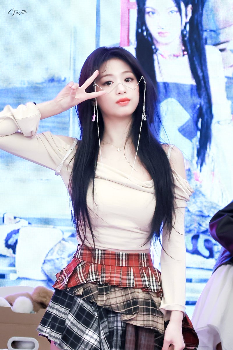 241214 SHANGHAI FANSIGN

#AHYEON #아현
#BABYMONSTER #베이비몬스터