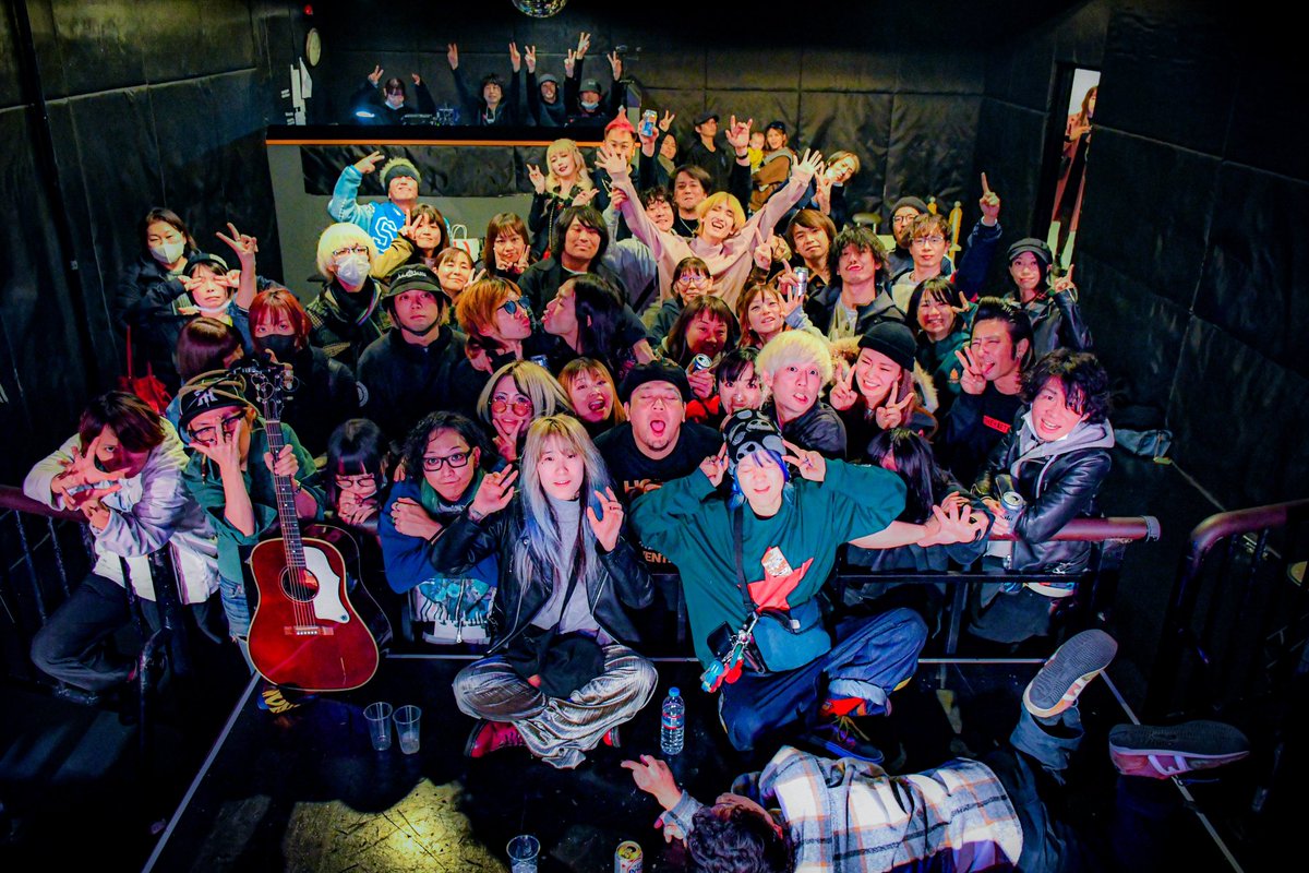 nakagawake_dr's tweet photo. 取り急ぎ！！！！！ 呑んだくれ日誌vol.28→vol.29〜今夜もくれぐれも酔い夜を〜 お越し頂いた皆様、ご出演頂いた演者様、会場の心斎橋CLAPPERとスタッフの皆々様、1日カメラマンのイオマくん、本当にありがとうございました！！！！ 集合写真をそえて！！！愛されすぎてる双子やん！！？？ https://t.co/5C5rZ3OIU0