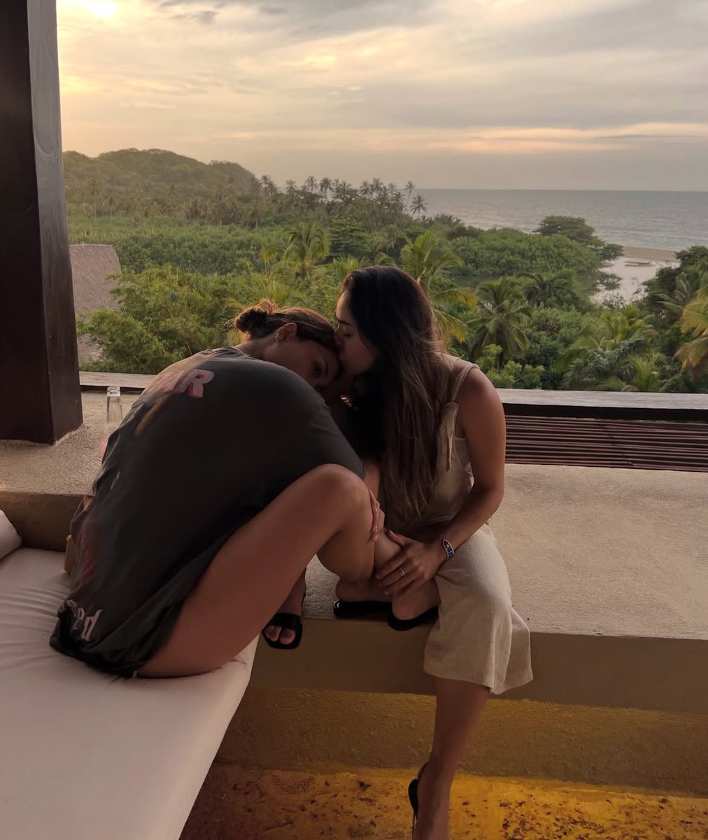 imtxllxngcyp's tweet image. Calle no se fué a estudiar actuación a Los Ángeles porque quería ver qué pasaba con Poché, y Poché se enfrentó sus miedos al amor para estar con Calle.

Hoy, cumplen nueve años juntas &amp;lt;3