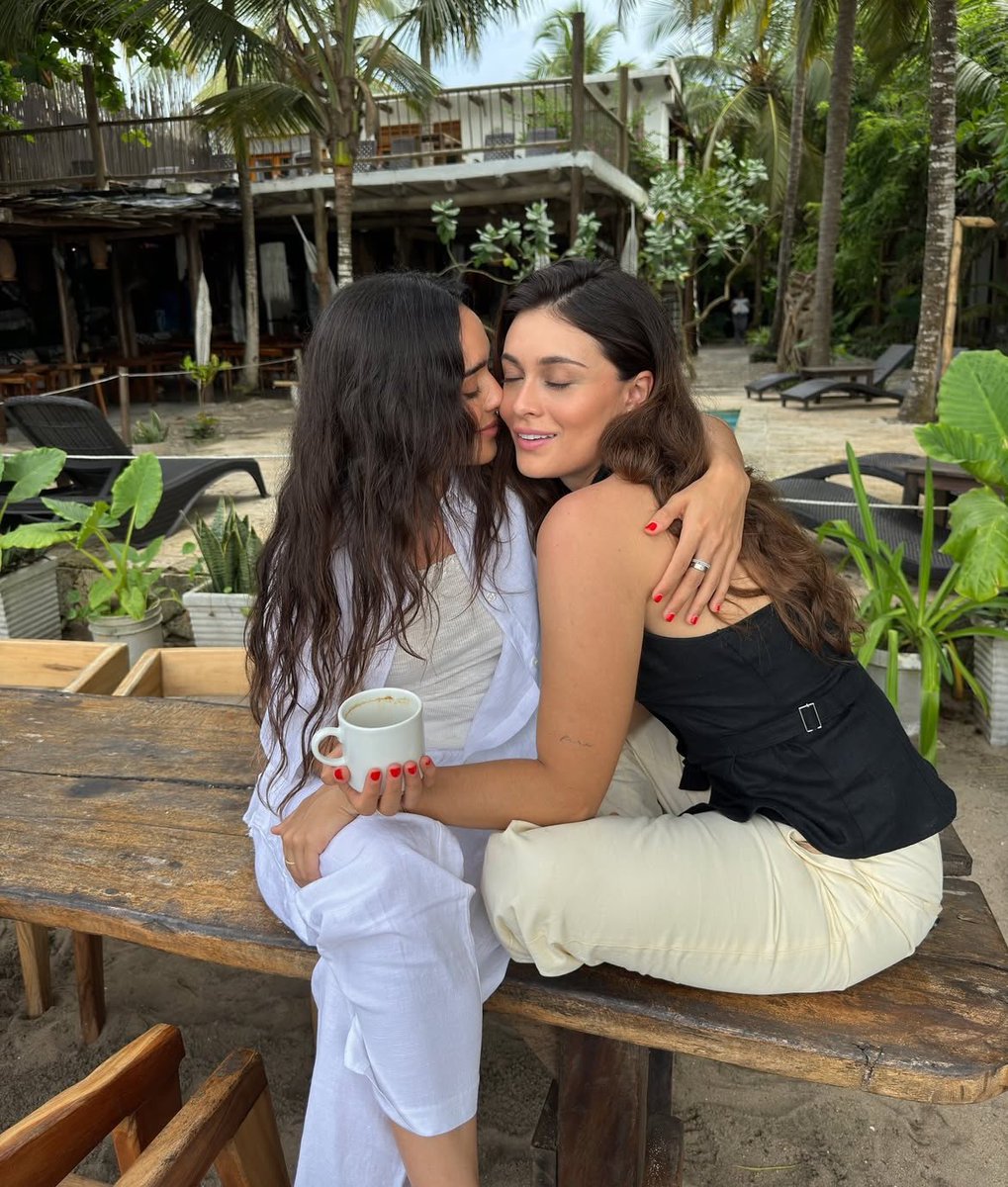 imtxllxngcyp's tweet image. Calle no se fué a estudiar actuación a Los Ángeles porque quería ver qué pasaba con Poché, y Poché se enfrentó sus miedos al amor para estar con Calle.

Hoy, cumplen nueve años juntas &amp;lt;3