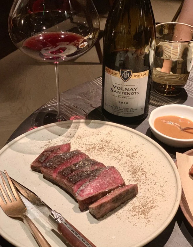 Even a single person can turn dinner into a ritualistic enjoyment! Play some soft background music and slowly enjoy the perfect pairing of steak and red wine. This kind of night will definitely make you feel comfortable and satisfied. ✨