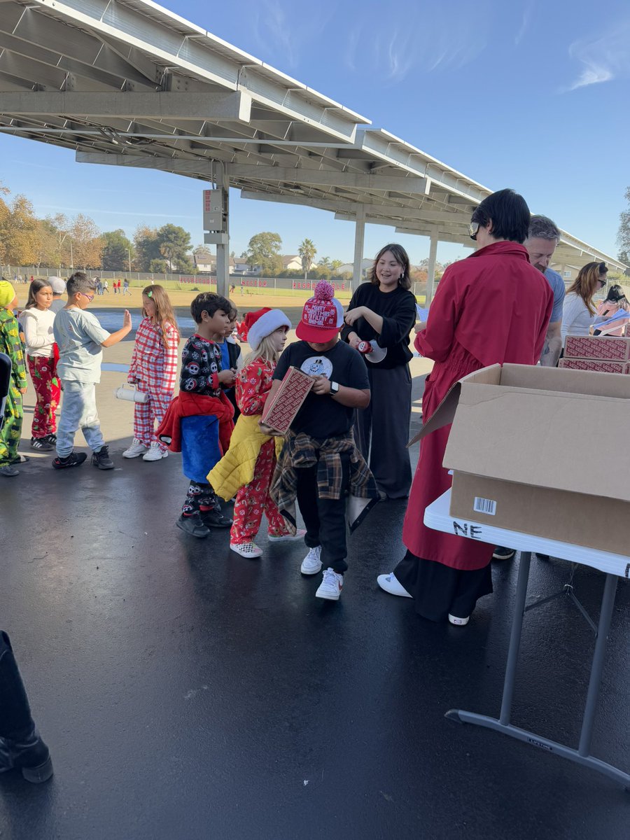 mstrogonzalez's tweet photo. Today, #bellashouseofhope donated a pair of @Vans to ALL 1,086 Nestor students! What an amazing day for our students, blessed to be a part of it. 👟 @SBUSD_NEWS https://t.co/QkWMavCL7w