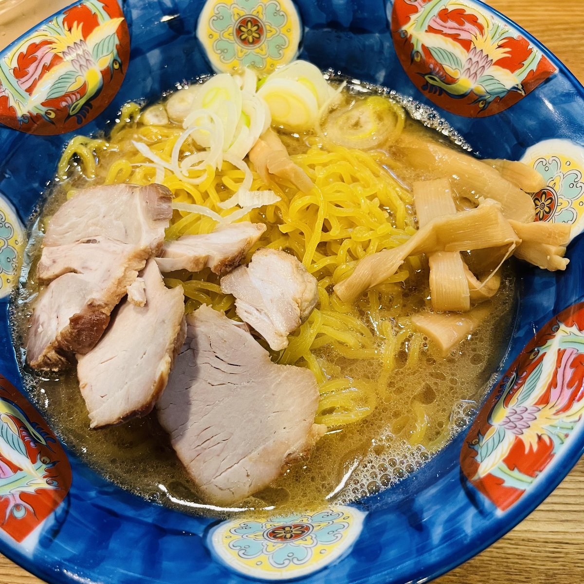 六本木　天鳳　一三五
2024食べ納めかな
スープは良いけど麺がイマイチ柔らかい‼️
初めて見たニイちゃんが作ってたからヤバいかなと思ってたら案の定。昔一三五の麺はもっと硬かったですよ！